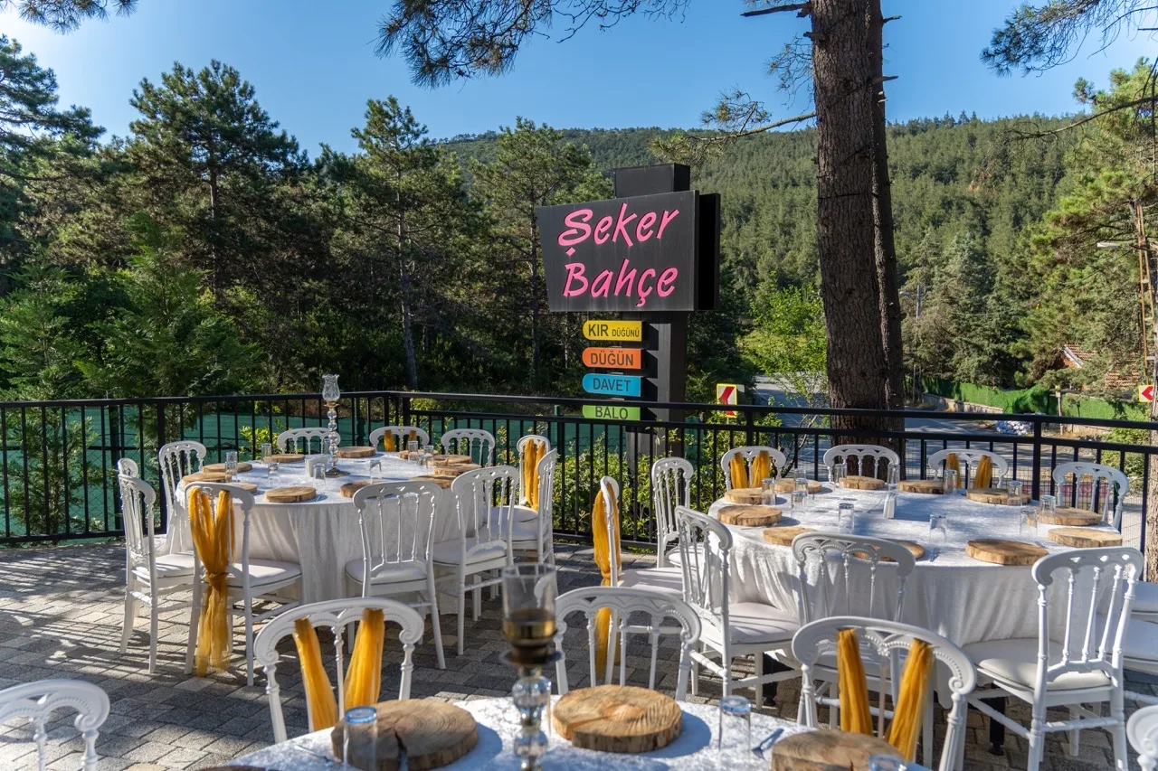 Şeker Bahçe’de çam ormanına bakan hazırlanmış açık hava masaları